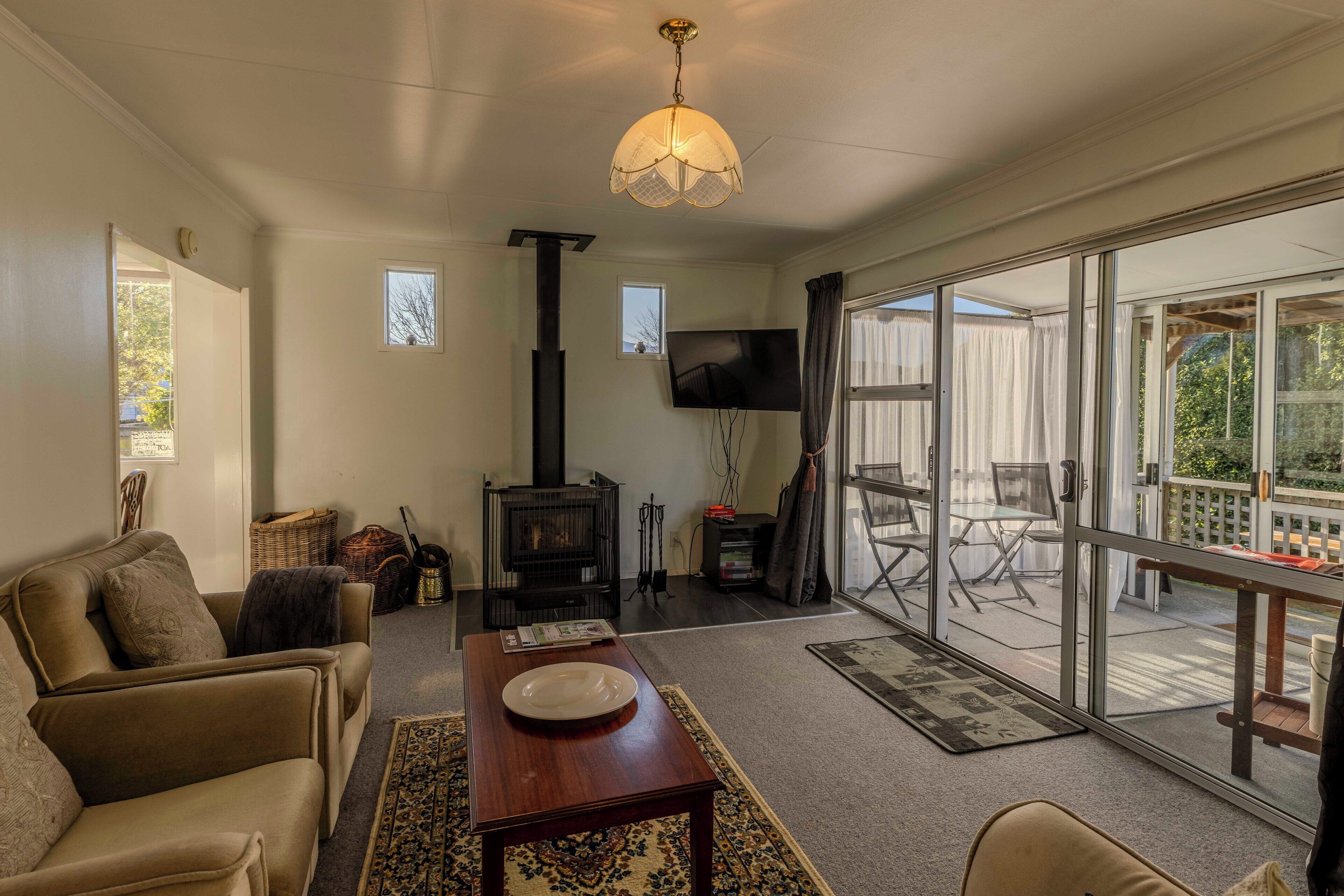 Télévision, cheminée, livres, chaîne hi-fi