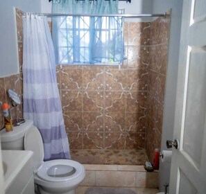 Dusche, Haartrockner, Handtücher, Seife