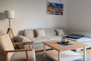 Una televisión, una mesa de tenis de mesa