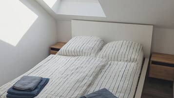 2 bedrooms, travel crib, free WiFi, bed sheets