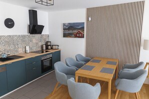 Réfrigérateur, un four, surface de cuisson, lave-vaisselle