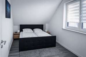 2 bedrooms, travel cot, free WiFi, bed sheets