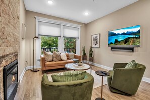 TV, offices - Chic Office King Bed Laundry (Buffalo)