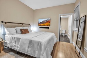 2 bedrooms, WiFi, bed sheets - Chic Office King Bed Laundry (Buffalo)