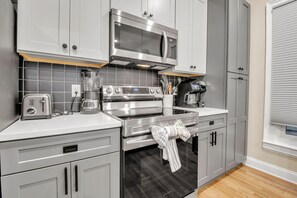 Private kitchen - Chic Office King Bed Laundry (Buffalo)