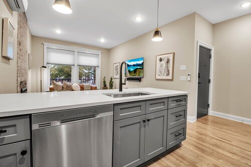 Chic Office King Bed Laundry