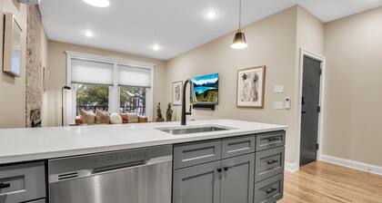 Chic Office King Bed Laundry