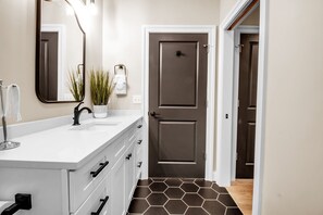 Towels, toilet paper - Chic Office King Bed Laundry (Buffalo)