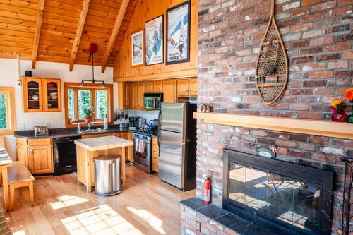 Stratton Mountain Escape w Hot Tub|Deck|Projector