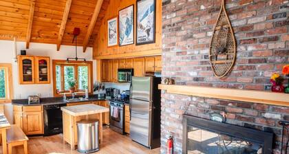 Stratton Mountain Escape w Hot Tub|Deck|Projector