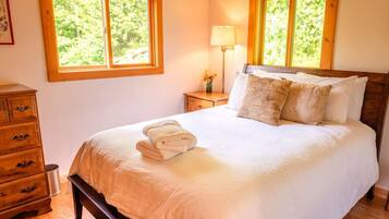 4 bedrooms, desk, travel crib, free WiFi