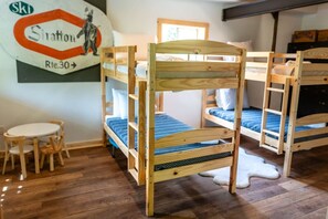 4 bedrooms, desk, travel cot, WiFi