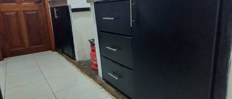 Réfrigérateur, plaque de cuisson, bouilloire électrique