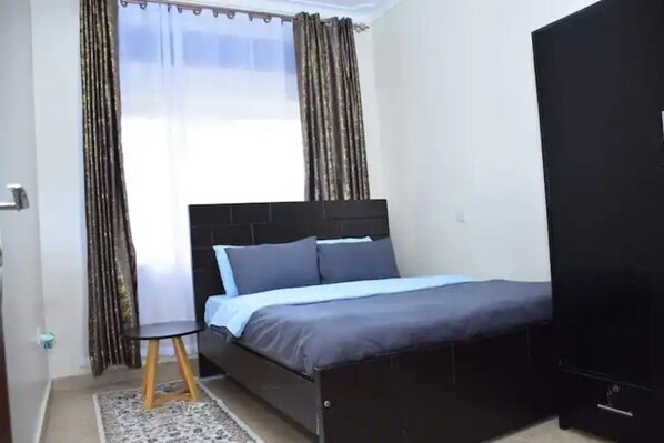 1 Schlafzimmer, Schreibtisch, Bügeleisen/Bügelbrett, Bettwäsche