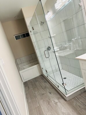 Jetted tub, hair dryer, towels, toilet paper - Spacious beautiful home (Houston)