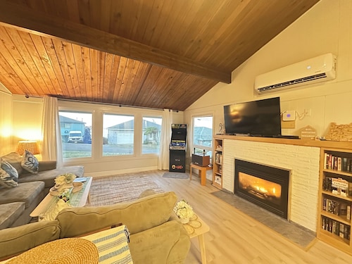 Walk the beach to the casino or tide pools your choice, come enjoy Roads End!