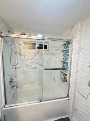 Dusche, Haartrockner, Handtücher, Seife