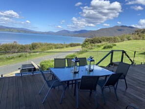 Outdoor dining - On the Lake Goughs Bay
Relax in the spa and watch fun on the lake.  (Goughs Bay)