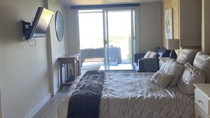 4 bedrooms, iron/ironing board, WiFi, bed sheets - On the Lake Goughs Bay
Relax in the spa and watch fun on the lake.  (Goughs Bay)