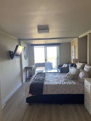 4 bedrooms, iron/ironing board, WiFi, bed sheets - On the Lake Goughs Bay
Relax in the spa and watch fun on the lake.  (Goughs Bay)