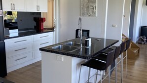 Private kitchen - On the Lake Goughs Bay
Relax in the spa and watch fun on the lake.  (Goughs Bay)