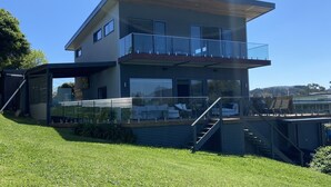 Exterior - On the Lake Goughs Bay
Relax in the spa and watch fun on the lake.  (Goughs Bay)