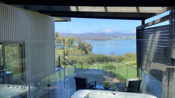 Terrace/patio - On the Lake Goughs Bay
Relax in the spa and watch fun on the lake.  (Goughs Bay)