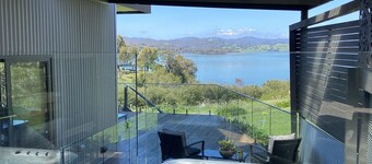 On the Lake Goughs Bay
Relax in the spa and watch fun on the lake.