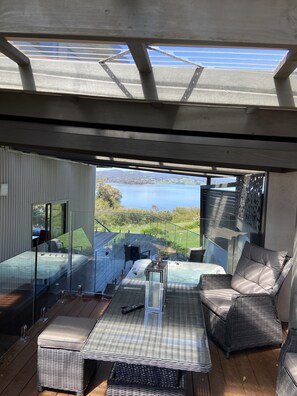 Outdoor dining - On the Lake Goughs Bay
Relax in the spa and watch fun on the lake.  (Goughs Bay)