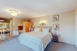 1 bedroom, iron/ironing board, WiFi, bed sheets - Jacuzzi Suite 206 at Tradewinds (Eureka Springs)