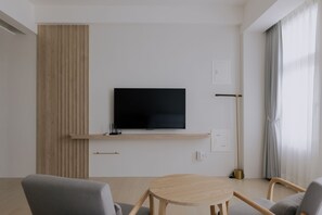 Deluxe Room | Down comforters, free WiFi, bed sheets