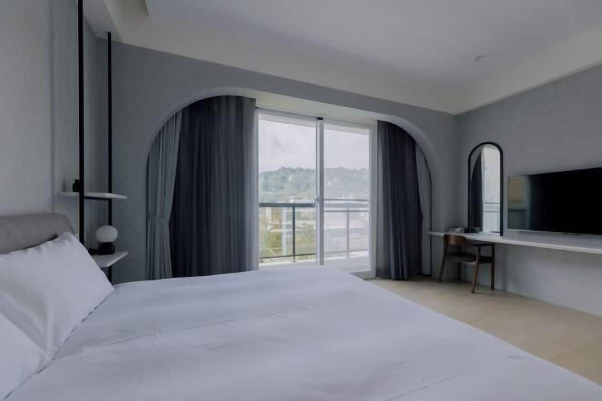 Down comforters, WiFi (free), bed sheets