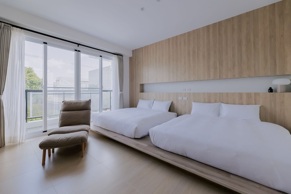 Eenvoudige vierpersoonskamer | Donsdekens, gratis wifi, beddengoed