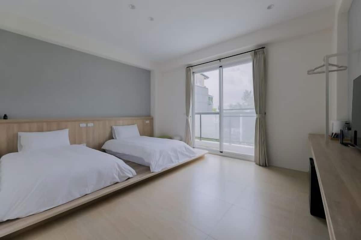 Down comforters, WiFi (free), bed sheets