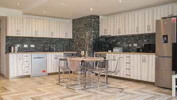 Full-size fridge, microwave, oven, stovetop