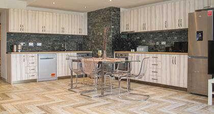 Lavish Apartment sleeps 5 Lanark