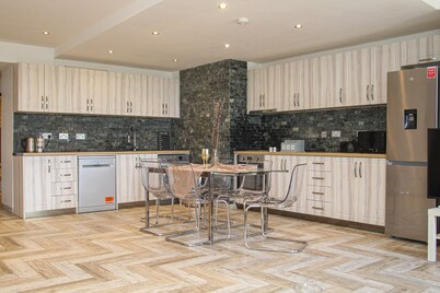 Lavish Apartment sleeps 5 Lanark