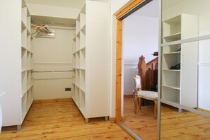 Luxury Apartment | Wardrobe - Lavish Apartment sleeps 5 Lanark (Lanark)