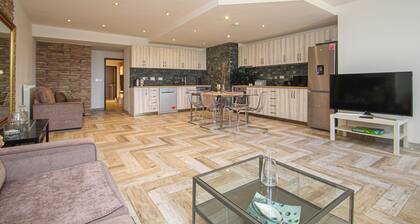 Lavish Apartment sleeps 5 Lanark