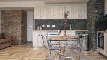Full-size fridge, microwave, oven, stovetop