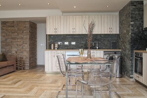 Full-sized fridge, microwave, oven, stovetop - Lavish Apartment sleeps 5 Lanark (Lanark)