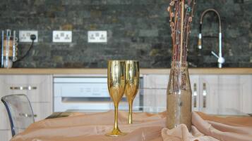 Luxury Apartment | In-room dining