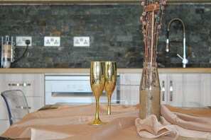 Luxury Apartment | In-room dining - Lavish Apartment sleeps 5 Lanark (Lanark)