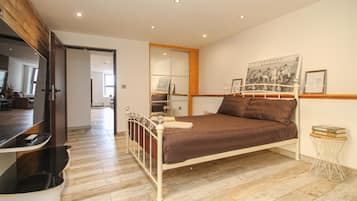 Luxury Apartment | 2 bedrooms, Egyptian cotton sheets, premium bedding, iron/ironing board