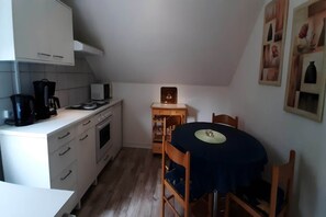 Een koelkast, een magnetron, een oven, een kookplaat