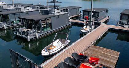 Houseboat at Mookerplas