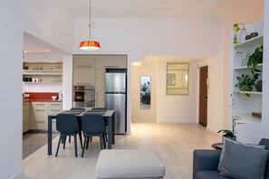 2 habitaciones, escritorio, tabla de planchar con plancha y wifi gratis 