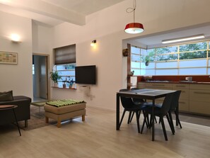 Apartment, 2 Schlafzimmer | Essbereich im Zimmer