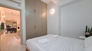 Wardrobe - Sderot Chen 9 - By Beach Apartments TLV (Tel Aviv)