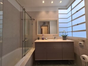 Apartment, 2 Schlafzimmer | Badezimmer | Haartrockner, Handtücher